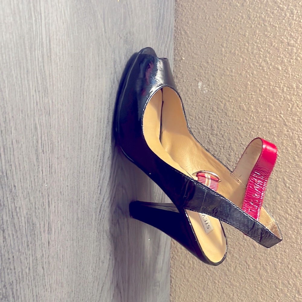Steve Madden heels size 7.5 color black and red.